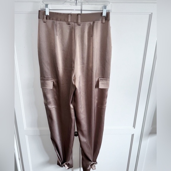 New! Aritzia Babaton Refined Satin Cargo Pant Sz 4 Deep Taupe - Picture 4 of 16